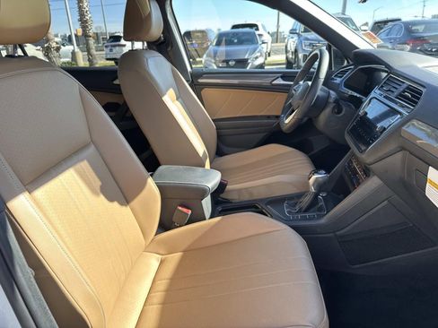 Used 2022 Volkswagen Tiguan SE R-Line image 12