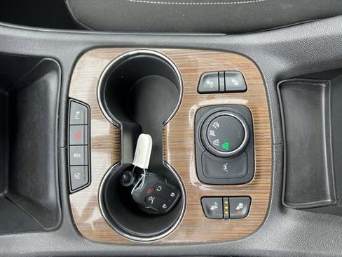 Used 2023 GMC Acadia SLE w/ Driver Convenience Package image 15