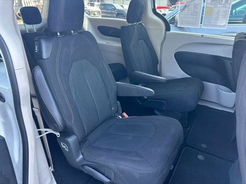 Certified 2020 Chrysler Pacifica Touring FWD image 36