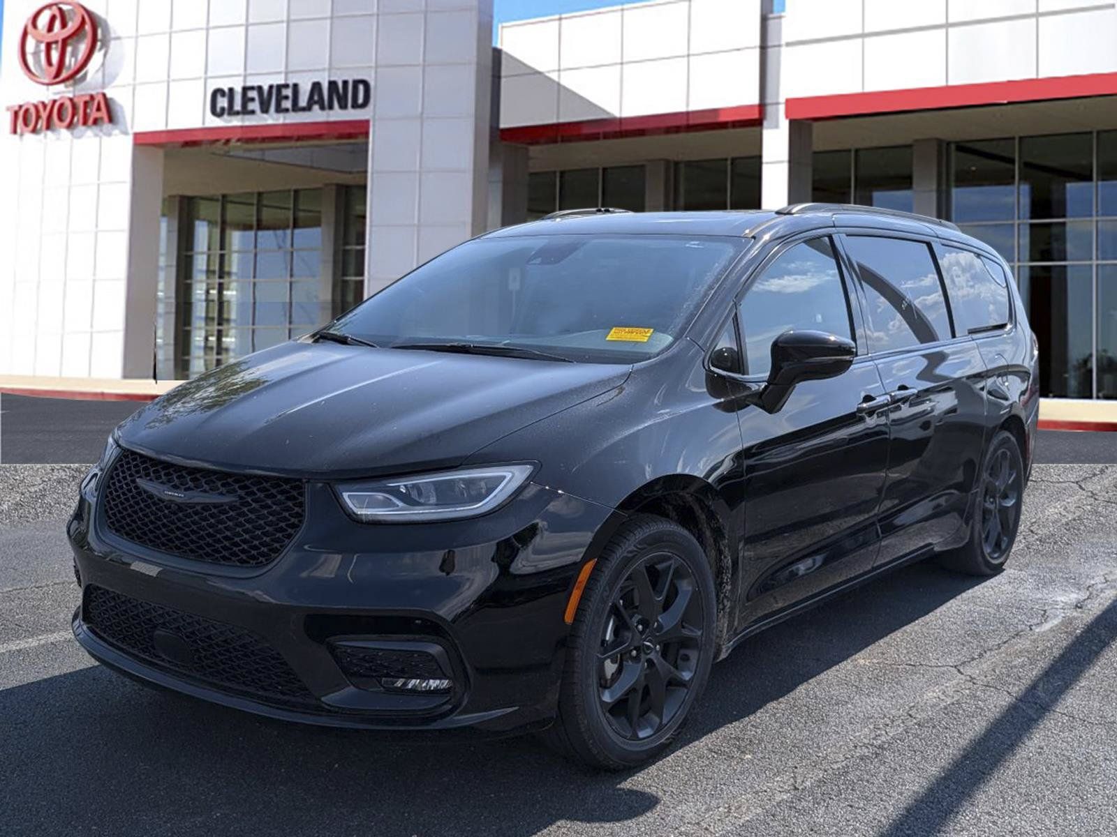 Used 2025 Chrysler Pacifica Limited FWD image 4