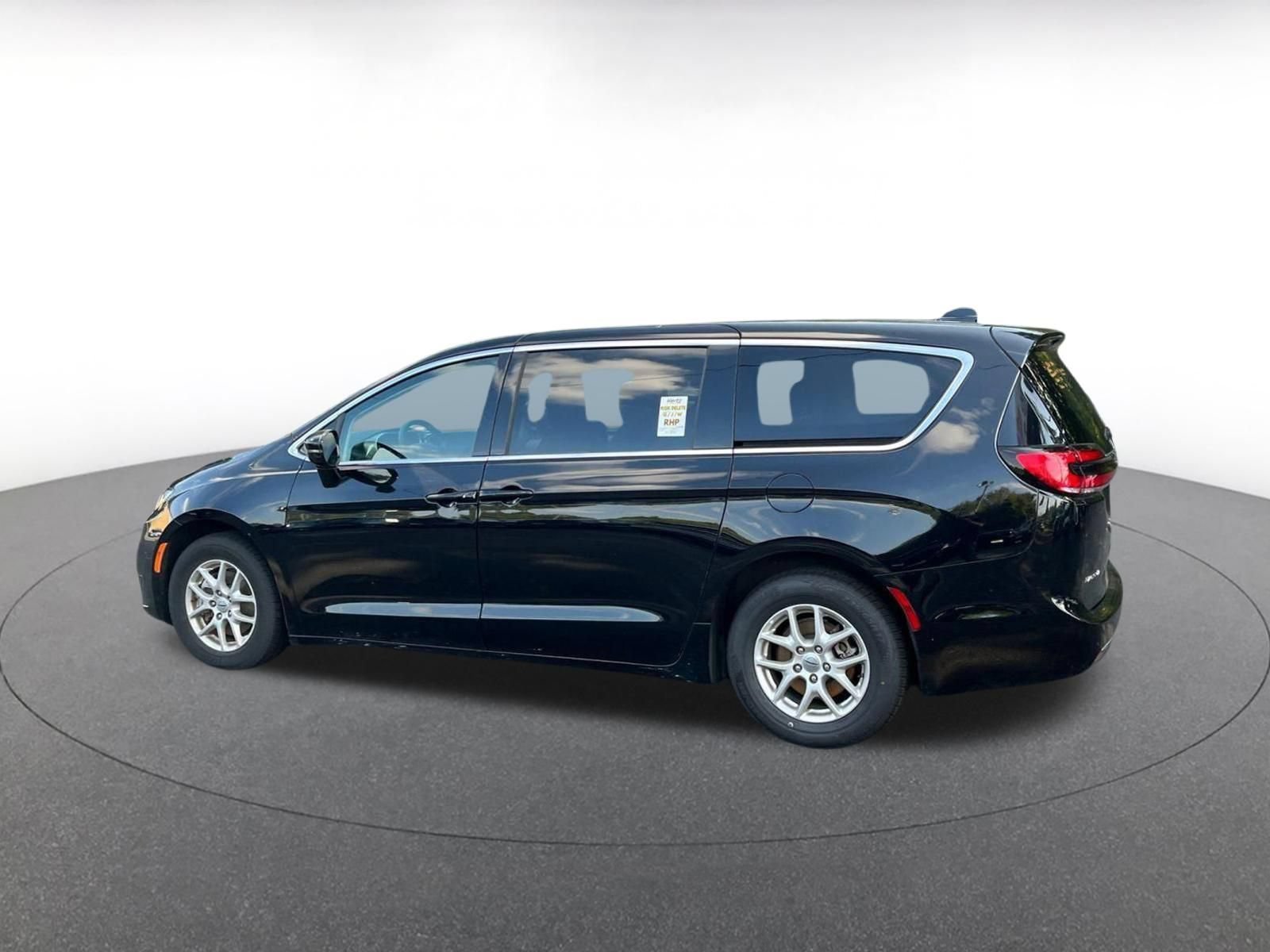 Used 2024 Chrysler Pacifica Touring-L FWD image 9
