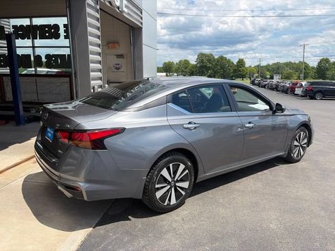 Used 2022 Nissan Altima 2.5 SV w/ SV Premium Package AWD/4WD image 3