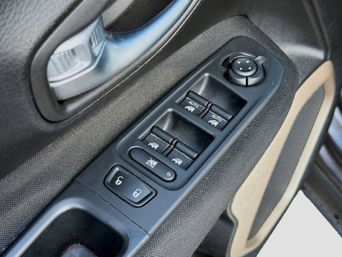 Used 2017 Jeep Renegade Latitude w/ Popular Equipment Group FWD image 21