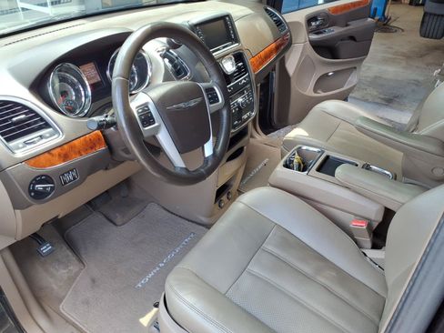 Used 2015 Chrysler Town & Country Touring-L w/ Trailer Tow Group FWD image 5