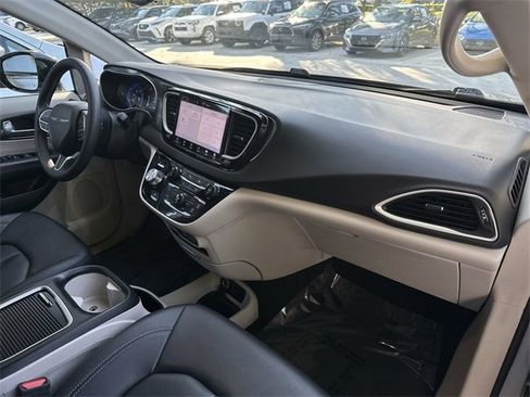 Used 2024 Chrysler Pacifica Touring-L image 16