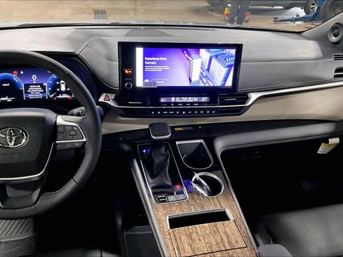 New 2025 Toyota Sienna Limited image 6