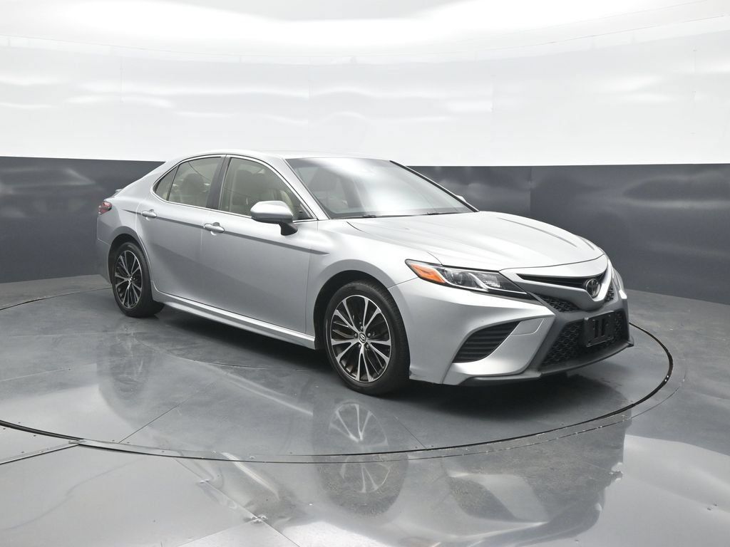 Used 2018 Toyota Camry SE FWD image 1