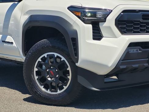Certified 2025 Toyota Tacoma TRD Off-Road AWD/4WD image 4