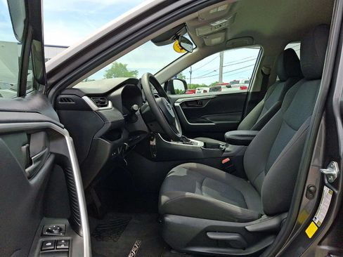 Used 2021 Toyota RAV4 LE FWD image 13