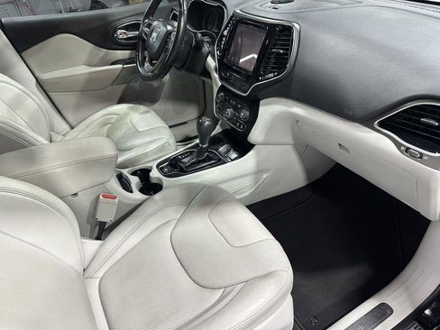 Used 2019 Jeep Cherokee Limited w/ Luxury Group FWD image 16