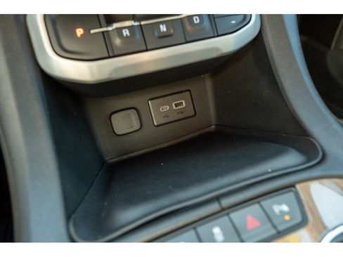 Used 2021 GMC Acadia SLE FWD image 27