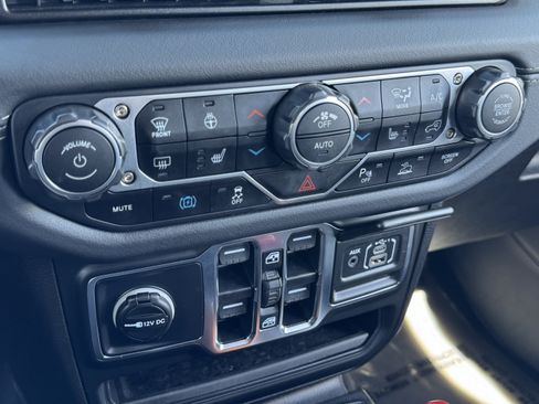 Used 2025 Jeep Wrangler Unlimited Sahara w/ Safety Group AWD/4WD image 27