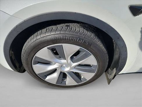 Used 2022 Tesla Model Y Long Range image 9