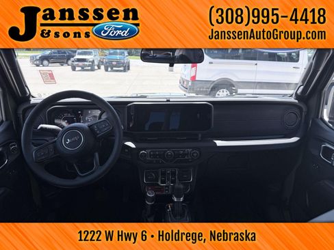 Used 2025 Jeep Wrangler Unlimited Rubicon w/ Convenience Group AWD/4WD image 27