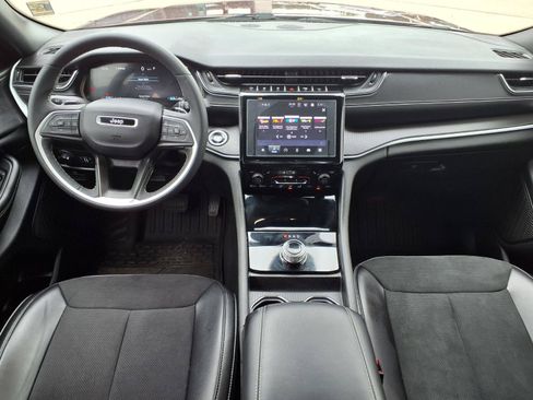 Used 2024 Jeep Grand Cherokee Altitude RWD image 11