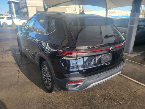 Used 2025 Volkswagen Taos SE image 12