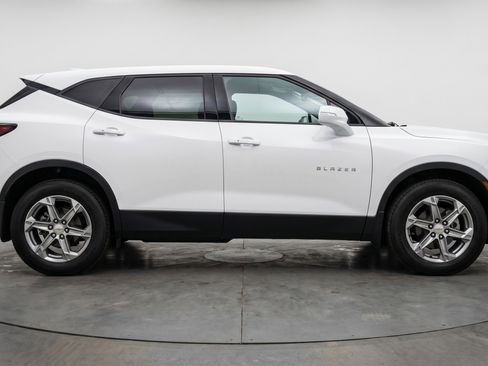 Used 2025 Chevrolet Blazer LT FWD image 11