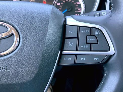 Used 2023 Toyota Highlander XLE image 24