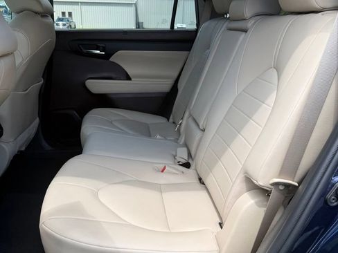 Used 2020 Toyota Highlander XLE FWD image 11