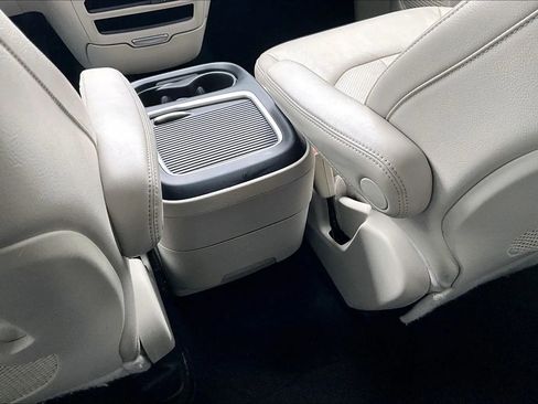 Used 2021 Chrysler Pacifica Touring-L image 30