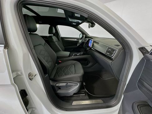 Used 2024 Volkswagen Atlas Cross Sport SE FWD image 29