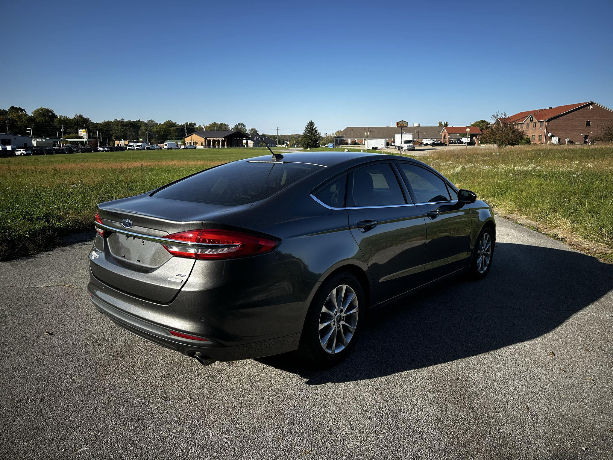 Used 2017 Ford Fusion SE w/ Fusion SE Technology Package FWD image 8
