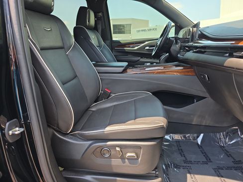 Used 2021 Cadillac Escalade Premium Luxury AWD/4WD image 16