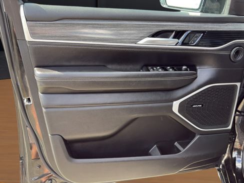 Used 2024 Jeep Wagoneer L Series II w/ Flexible Seating Group AWD/4WD image 15
