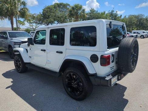 Used 2025 Jeep Wrangler Unlimited Sahara AWD/4WD image 8
