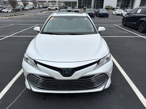 Used 2020 Toyota Camry XLE image 3