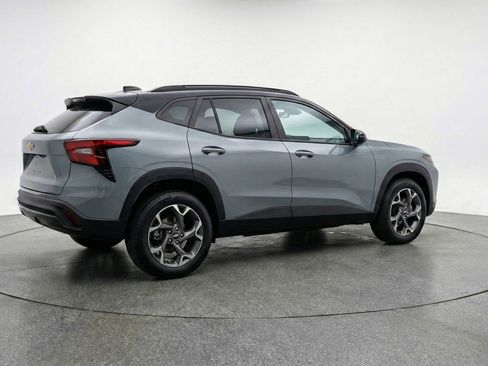 Used 2025 Chevrolet Trax LT w/ LT Convenience Package image 9