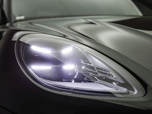 Used 2025 Porsche Macan image 8