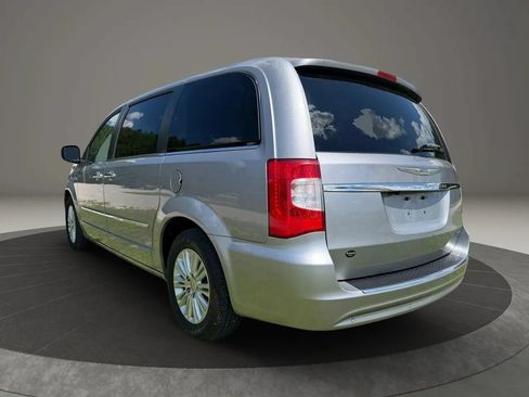 Used 2015 Chrysler Town & Country Limited FWD image 3