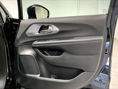 New 2026 Chrysler Pacifica Limited w/ S Appearance Package image 11