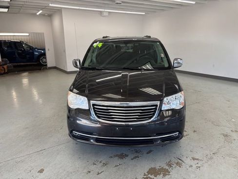 Used 2014 Chrysler Town & Country Touring-L FWD image 3