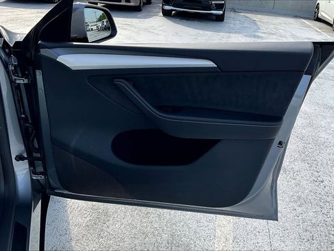 Used 2025 Tesla Model Y Performance image 21