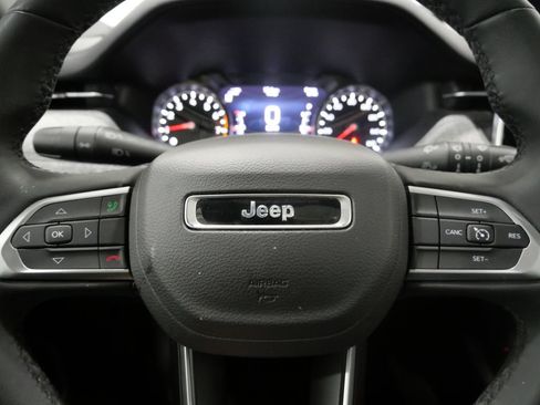 Used 2025 Jeep Compass Latitude w/ Sun & Sound Group AWD/4WD image 17