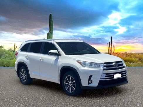 Used 2017 Toyota Highlander XLE w/ Carpet Mat Package AWD/4WD image 7