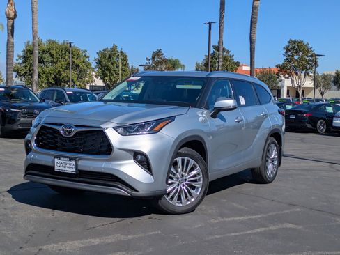 New 2025 Toyota Highlander Platinum image 1
