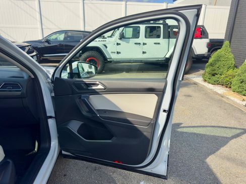 Used 2018 Volkswagen Tiguan SEL AWD/4WD image 30