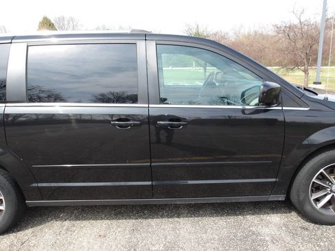 Used 2017 Dodge Grand Caravan SXT w/ Driver Convenience Group image 29