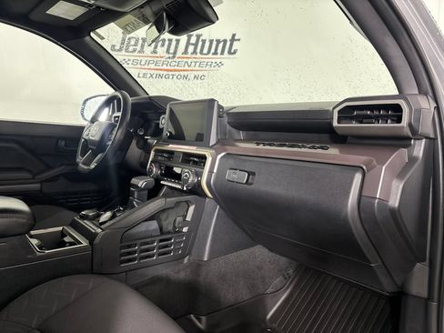 Used 2025 Toyota Tacoma SR5 AWD/4WD image 31