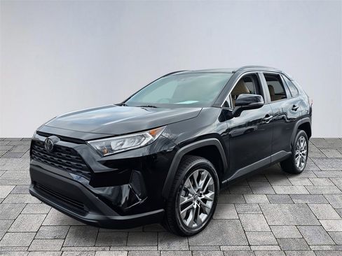 Used 2020 Toyota RAV4 XLE Premium image 3