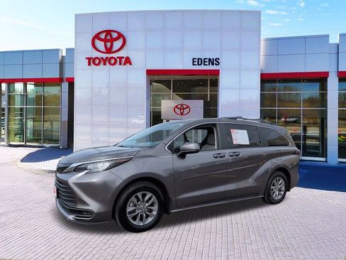 Used 2023 Toyota Sienna LE image 7