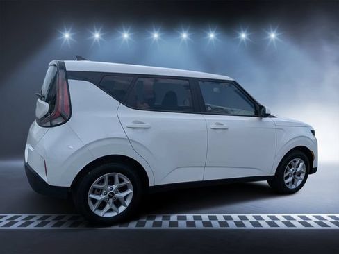 Used 2025 Kia Soul LX FWD image 3
