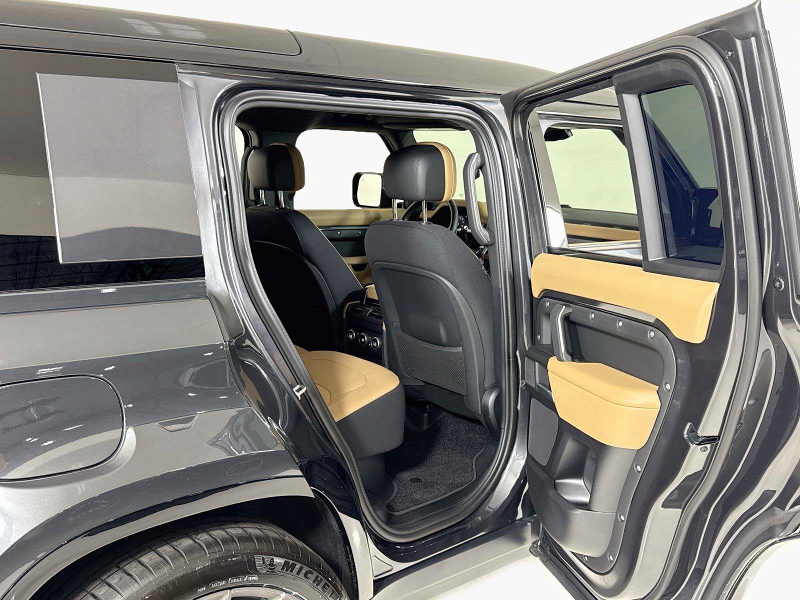 Used 2025 Land Rover Defender 110 V8 AWD/4WD image 28