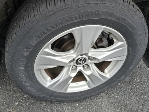 Used 2021 Toyota RAV4 XLE AWD/4WD image 23