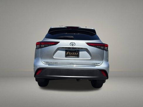 Used 2021 Toyota Highlander XLE AWD/4WD image 4