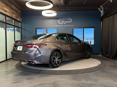 Used 2022 Toyota Camry SE image 3