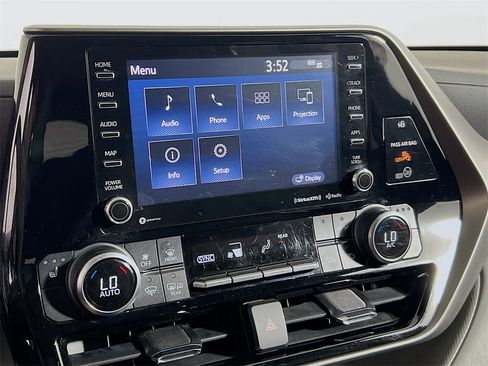 Used 2021 Toyota Highlander XLE image 17